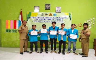 PENYERAHAN BANTUAN PERSONIL PENDIDIKAN PAKET A,B, DAN C DARI DINAS PENDIDIKAN KABUPATEN MADIUN
