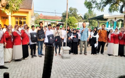 Penyerahan Bantuan Peralatan Sekolah
