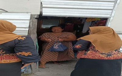 PEMBAGIAN ZAKAT FITRAH PKBM MAWAR