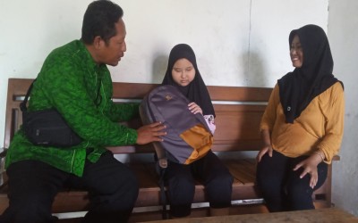 Penyerahan Bantuan Peralatan Sekolah